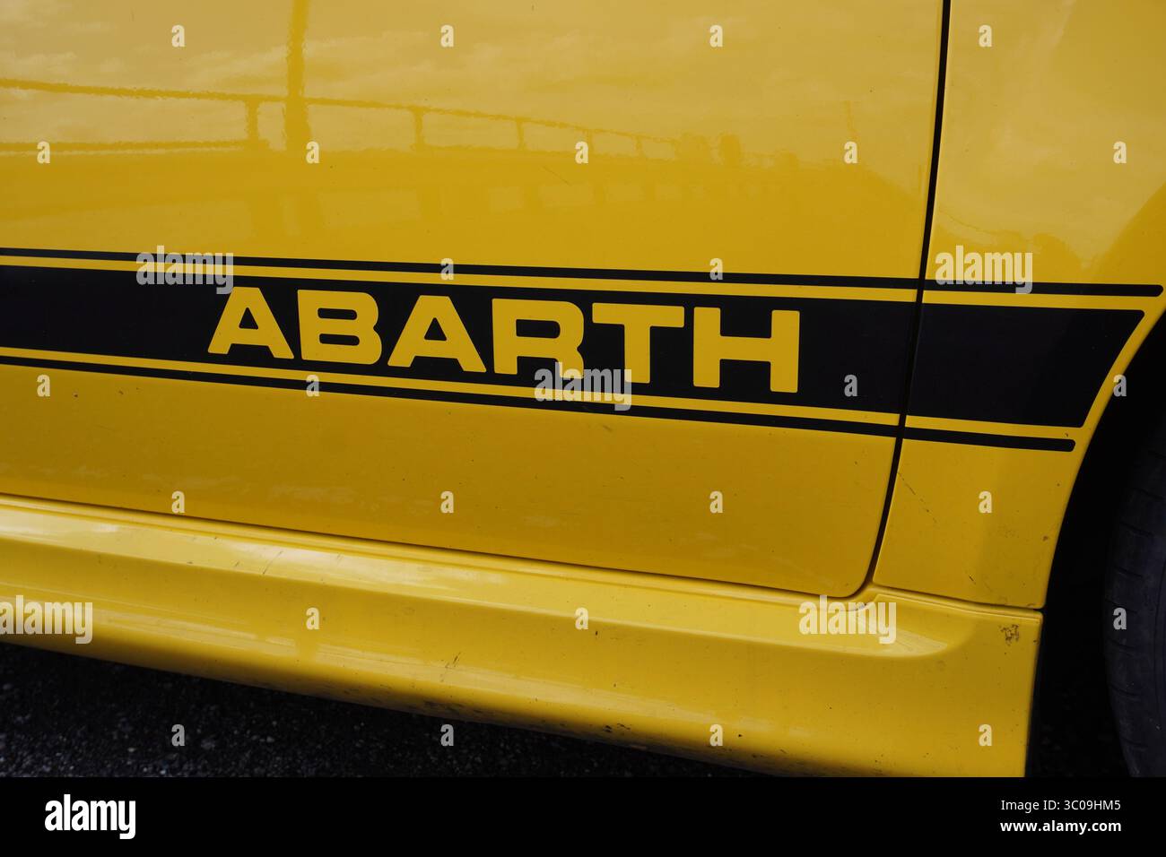 Marque du fabricant de voitures Abarth sur le panneau de porte de voiture - Southampton UK 20 juillet 2025 Banque D'Images