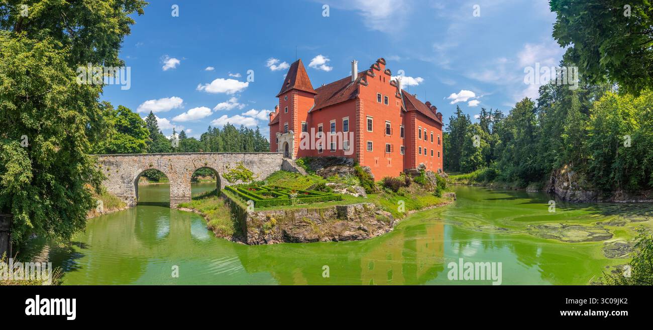 Château de Cervena Lhota, château rouge au milieu d'un lac sur une île rocheuse, Bohême du Sud, République tchèque Banque D'Images Château de Cervena Lhota, château rouge au milieu d'un lac sur une île rocheuse, Bohême du Sud, République tchèque Banque D'Images