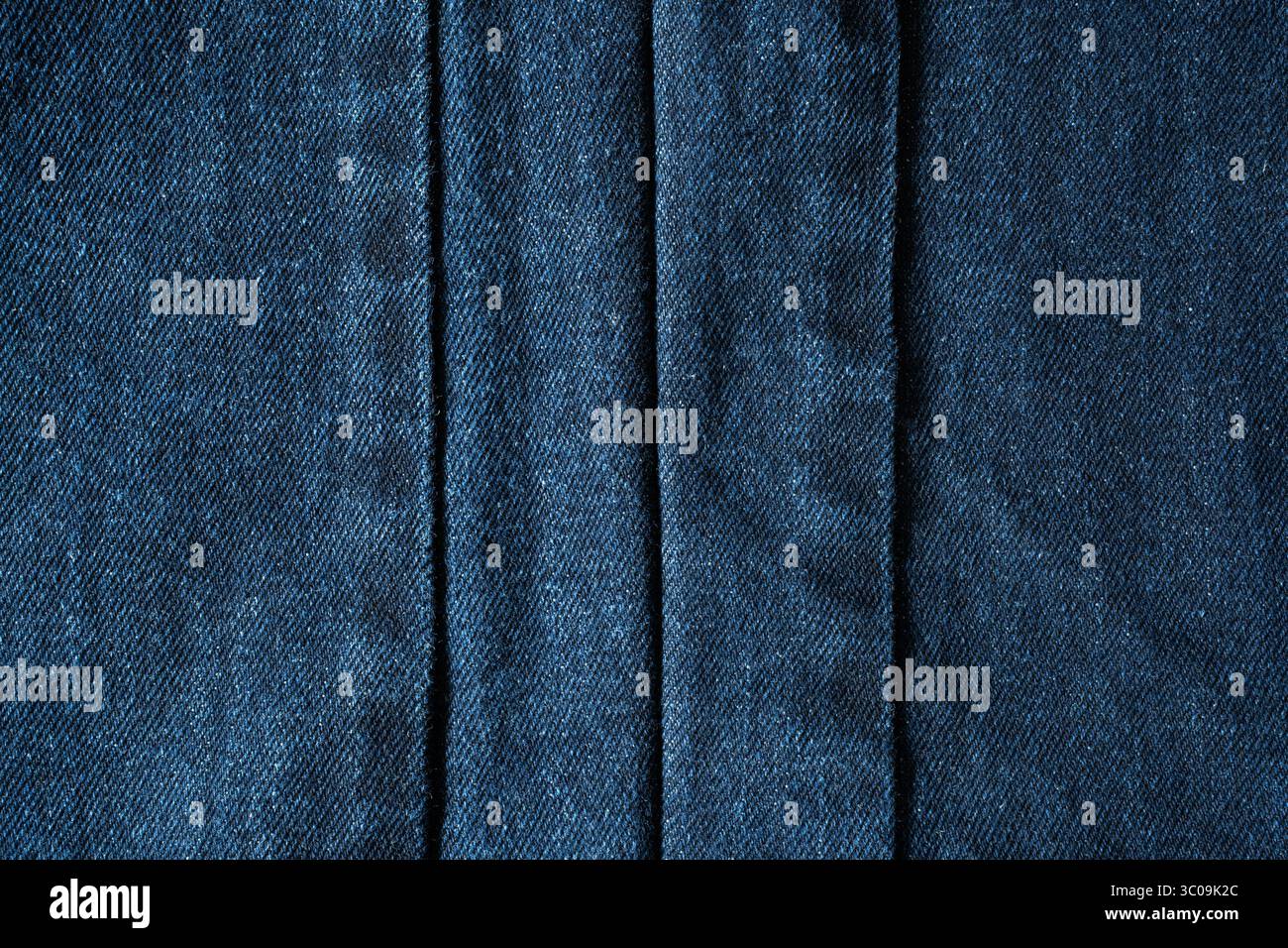 Texture denim bleue avec trois lignes de couture verticales au milieu Banque D'Images