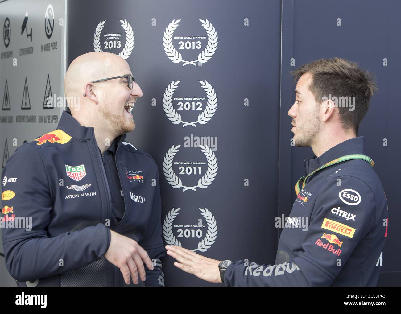 21 octobre 2018 - Austin, États-Unis - les membres de l'équipe Aston Martin Red Bull Racing partagent un rire avant le départ du Grand Prix américain de formule 1 sur le circuit des Amériques à Austin, Texas, le dimanche 21 octobre 2018. (Crédit image : © Scott Coleman/ZUMA Wire) Banque D'Images