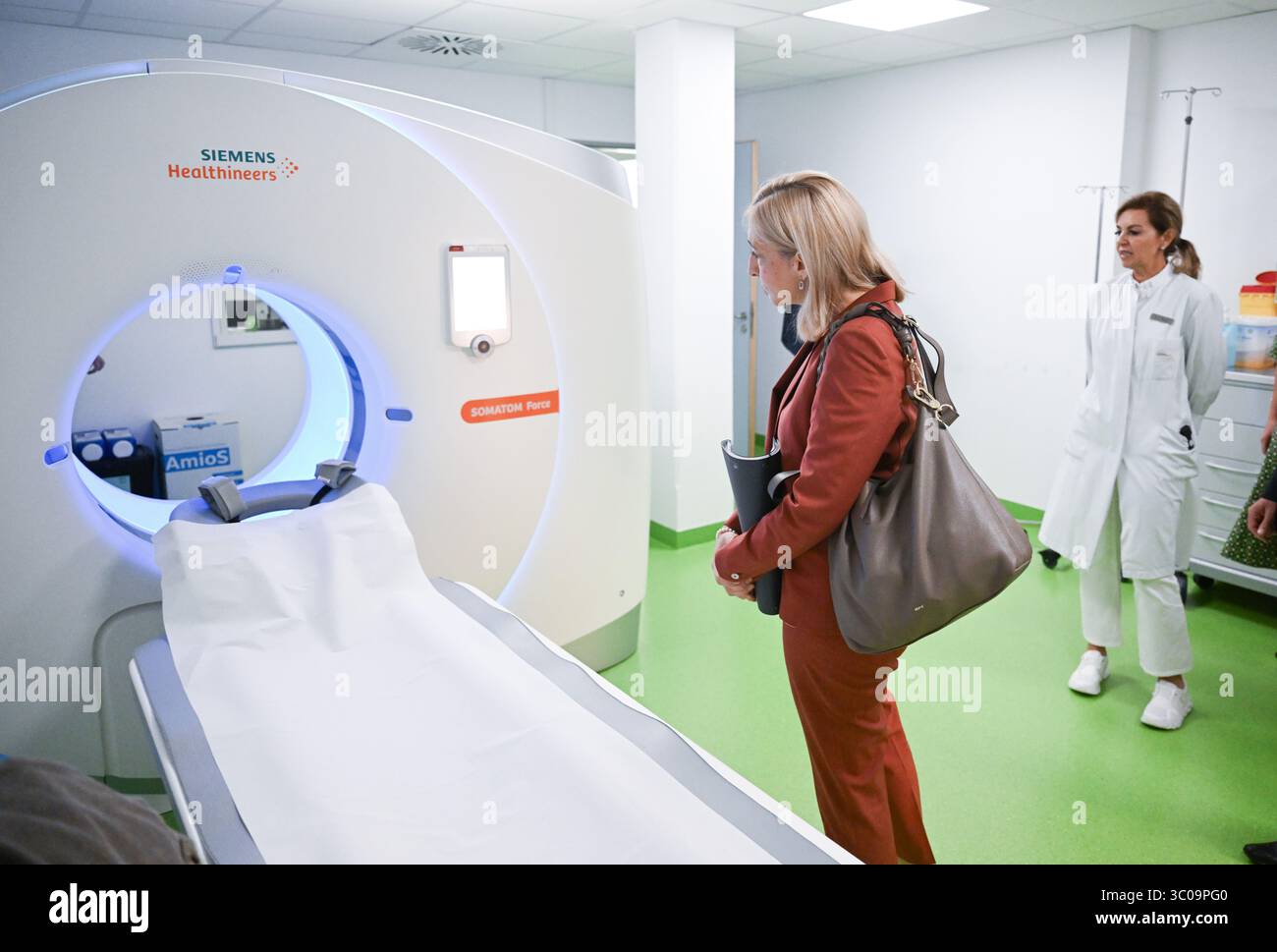 Weinheim, Allemagne. 21 juillet 2025. La ministre fédérale de la santé Nina Warken (à gauche, CDU) examine une salle d'examen avec un scanner lors de sa visite à l'hôpital GRN-Klinik Weinheim. La directrice médicale Lelia Bauer se tient à droite. Crédit : Bernd Weißbrod/dpa/Alamy Live News Banque D'Images