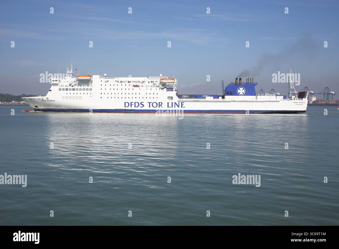 Un ferry DFDS arrivant du Danemark au port de harwich Banque D'Images