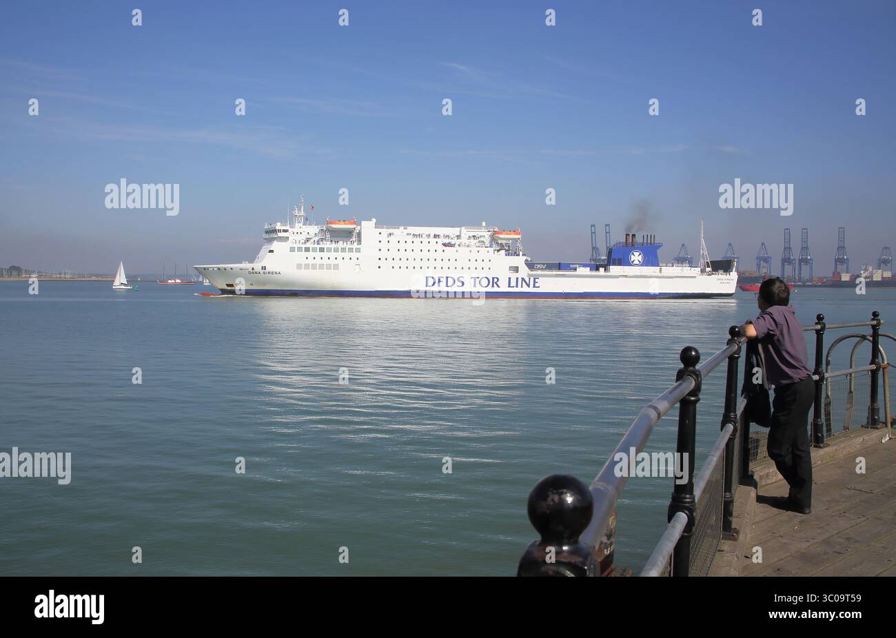 Un ferry DFDS arrivant du Danemark au port de harwich Banque D'Images