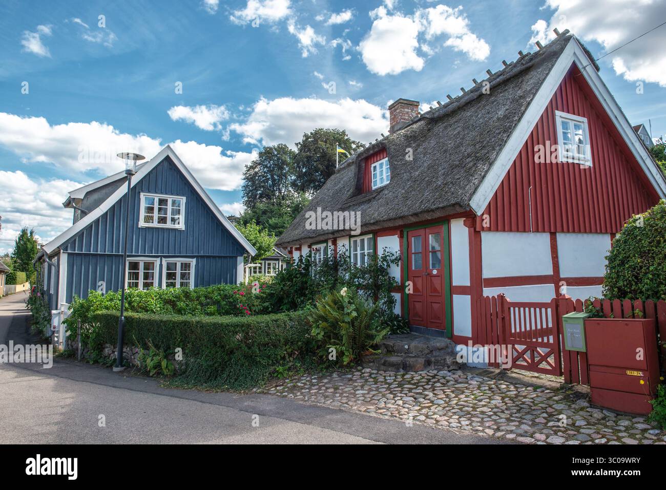 maisons typiques colorées rouges et bleues dans un village suédois sous le ciel Banque D'Images