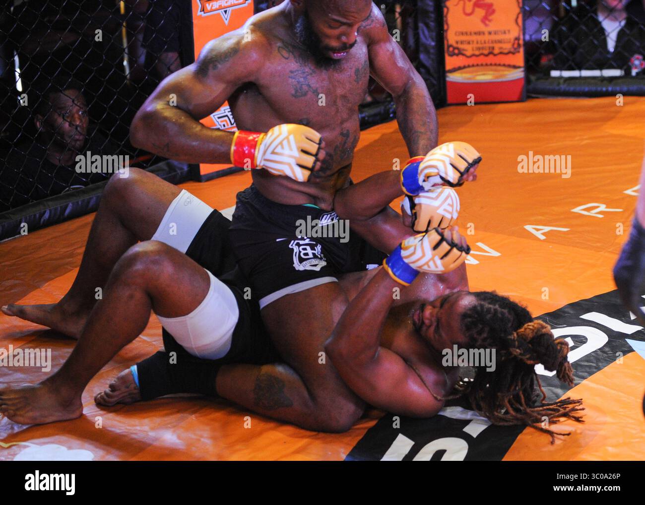 20 octobre 2018 : le combattant MMA, Terry Johnson (en haut), règne sur Law Purifoy (en bas), de la position montée, lors des COMBATS V3 70 au Casino Fitz à Tunica, Mississippi. Johnson a battu Purifoy par décision unanime. Kevin Langley/CSM(image de crédit : &copy ; Kevin Langley/CSM via ZUMA Wire) Banque D'Images