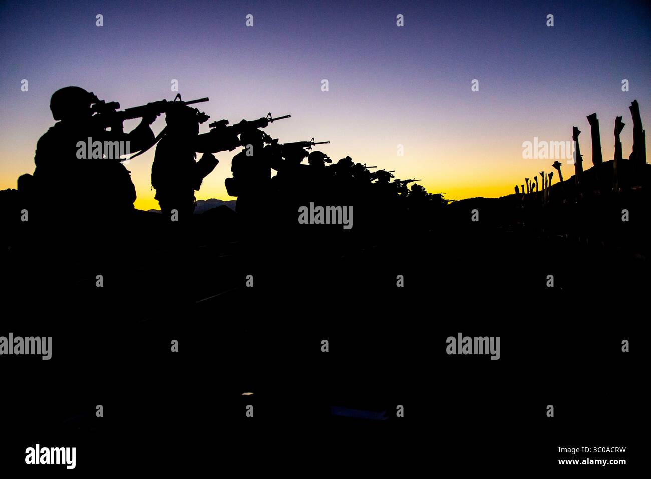 17 octobre 2018 - Californie, États-Unis - les Marines avec le bataillon de logistique de combat 4, 3rd Marine Logistics Group, se qualifient pour les tables du Programme de tir au combat 3-6 pendant l'exercice d'entraînement intégré 1-19 au Camp Wilson, Marine corps Air Ground combat Center Twentynine Palms, Californie, octobre. 17, 2018. Les Marines CLB-4 ont travaillé pour se qualifier pour les tables CMP afin d'assurer la préparation au combat. ITX 1-19 est un exercice d’intégration de la Force opérationnelle Air-sol marine à grande échelle dans lequel les Marines CLB-4 et les marins s’entraînent pour répondre rapidement à toute éventualité en s’intégrant pleinement à l’eleme de combat terrestre et aérien Banque D'Images