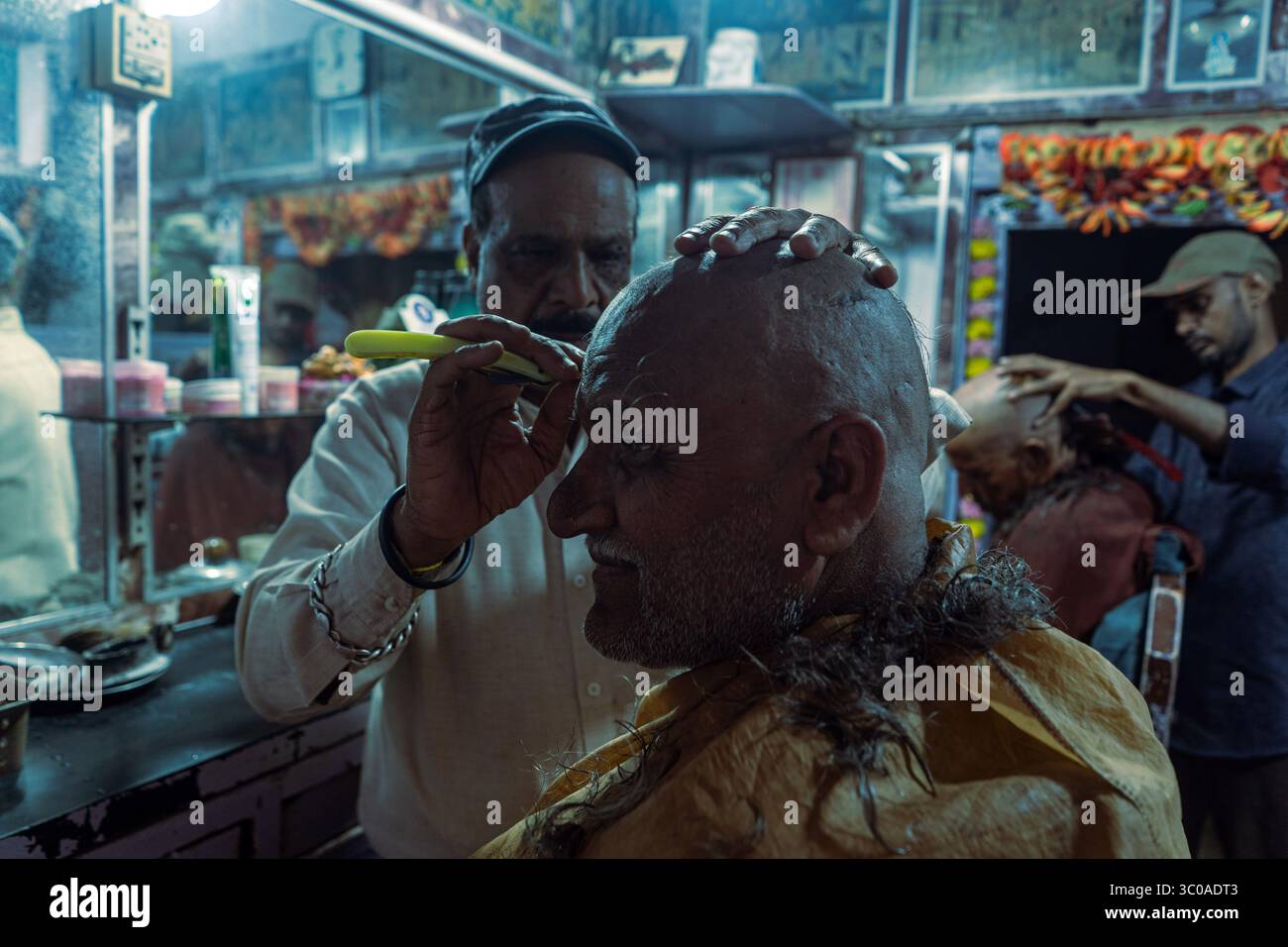 Homme rasant tête de barbier magasin , 2024, Rajasthan, Inde Banque D'Images