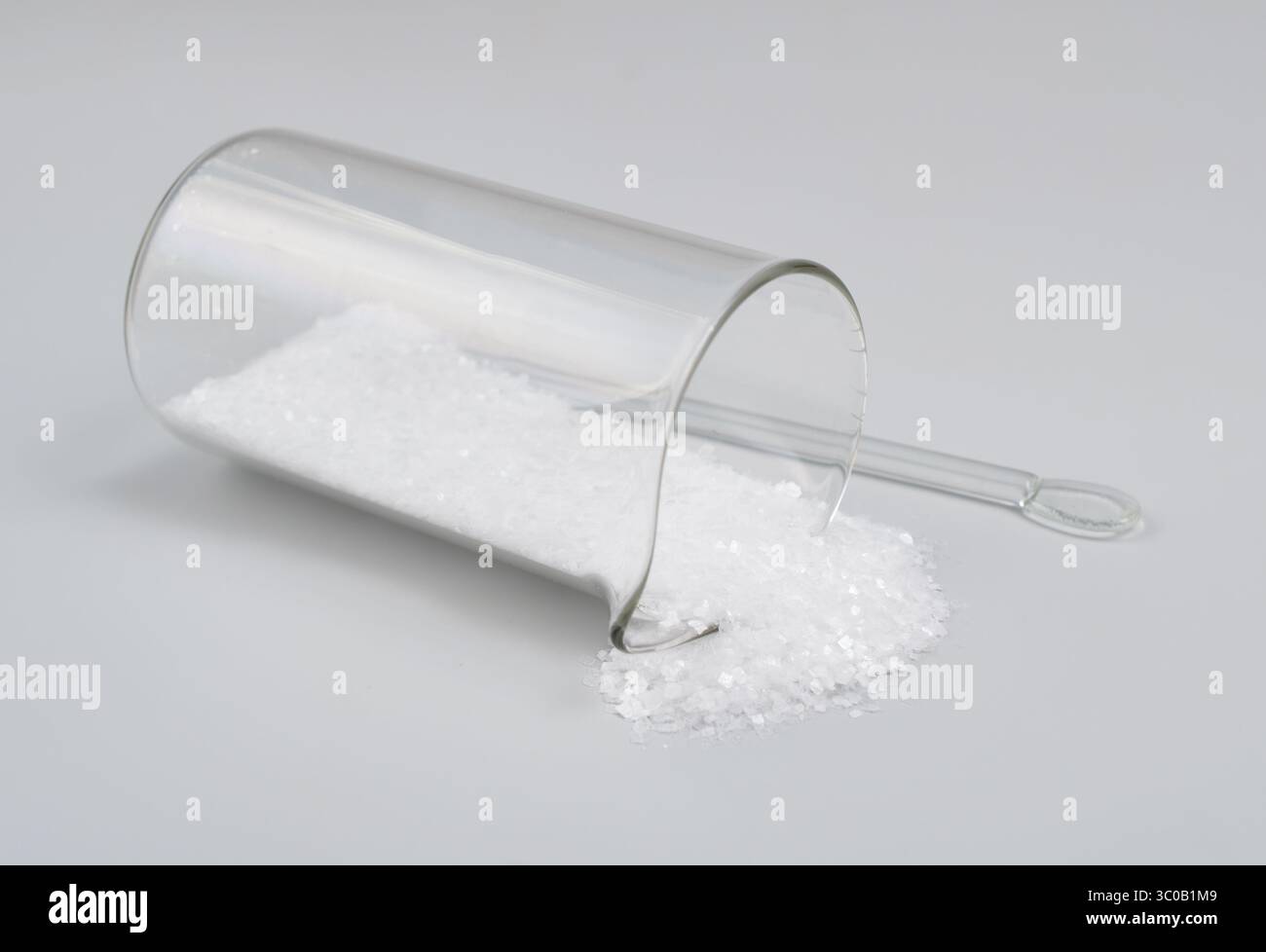 Le cyclamate de sodium est un édulcorant artificiel sur fond gris. Banque D'Images