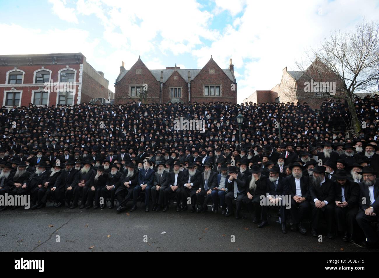 31 décembre 2008 - Manhattan, New York, États-Unis d'Amérique - NEW YORK, NY - 20 NOVEMBRE : des milliers de rabbins posent pour une photo de groupe devant le siège mondial de Chabad-Lubavitch à Brooklyn NY le 19 novembre 2017 à New York City....personnes : rabbins. (Crédit image : © SMG via ZUMA Wire) Banque D'Images