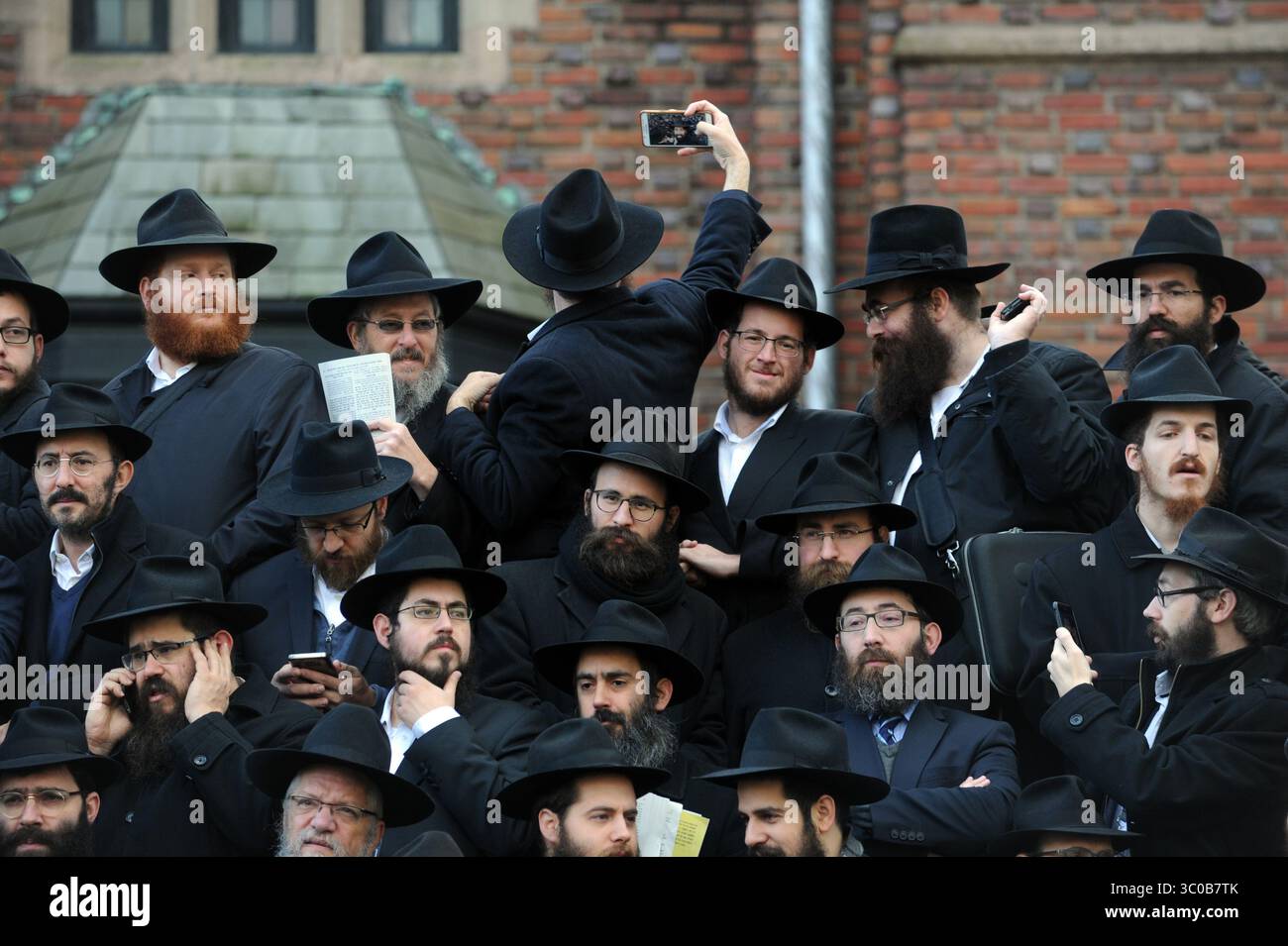 31 décembre 2008 - Manhattan, New York, États-Unis d'Amérique - NEW YORK, NY - 20 NOVEMBRE : des milliers de rabbins posent pour une photo de groupe devant le siège mondial de Chabad-Lubavitch à Brooklyn NY le 19 novembre 2017 à New York City....personnes : rabbins. (Crédit image : © SMG via ZUMA Wire) Banque D'Images