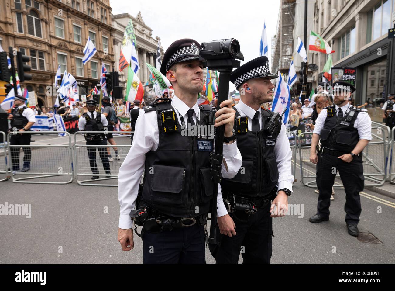Des officiers de la police métropolitaine avec des caméras de reconnaissance faciale lors de la manifestation des Juifs et des Iraniens contre le CGRI dans le centre de Londres, Angleterre, Royaume-Uni Banque D'Images