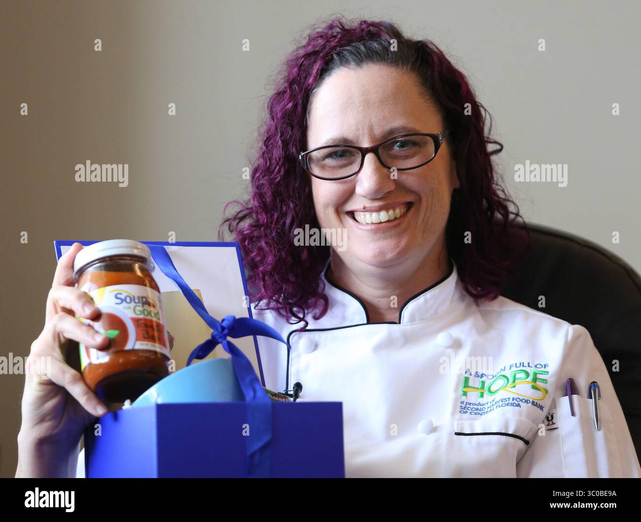 24 octobre 2018 - Orlando, FL, États-Unis - Jill Holland, chef traiteur à la banque alimentaire second Harvest, tient une boîte-cadeau avec soupe pour une bonne soupe de basilic à la tomate, alors que la banque annonce sa gamme de produits d'épicerie 'A Spoon Full of Hope' à Orlando, Floride comme vu le mercredi 24 octobre 2018. (Crédit image : © Joe Burbank/Orlando Sentinel/TNS via ZUMA Wire) Banque D'Images