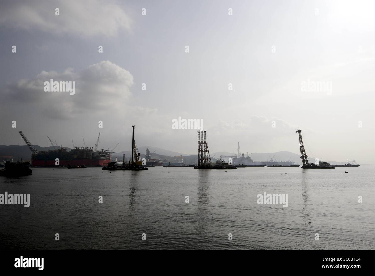 7 juin 2016 - Paris, Gyeongnam, Corée du Sud - Vue de l'industrie lourde Samsung chantier de construction navale à Paris, la Corée du Sud. La construction navale a été au centre de l'économie de la Corée du Sud depuis les années 1970. Les navires ont représenté 8,5 pour cent des exportations totales du pays jusqu'en juin 20 de octobre 2015, selon le ministère du commerce. Après plus d'une décennie de domination mondiale, les constructeurs de la Corée du Sud font face à une crise sans précédent qui menace la survie même de l'un des secteurs phares de l'Asie quatrième économie mondiale. Les grands constructeurs Coréens du Sud visant à restructurer leurs opérations de gagner Banque D'Images