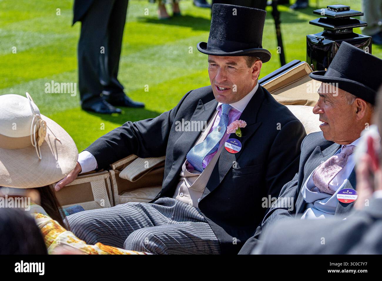 Membres de la famille royale britannique, y compris le roi Charles III, la reine Camilla, la princesse royale, Zara Tindall, Mike Tindall, Peter Phillips, Harriet Sperling, participant au premier jour de Royal Ascot 2025 Banque D'Images