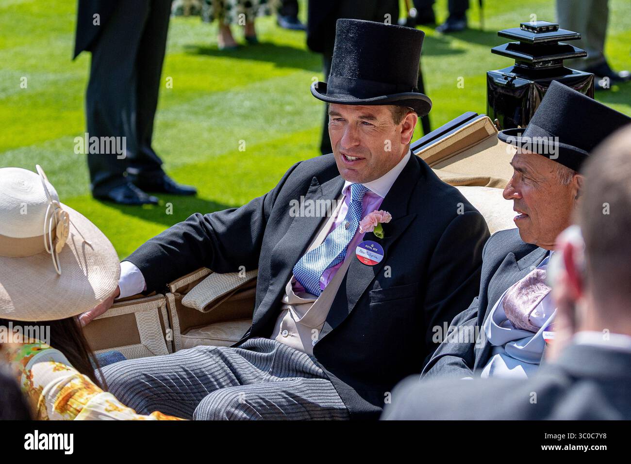 Membres de la famille royale britannique, y compris le roi Charles III, la reine Camilla, la princesse royale, Zara Tindall, Mike Tindall, Peter Phillips, Harriet Sperling, participant au premier jour de Royal Ascot 2025 Banque D'Images
