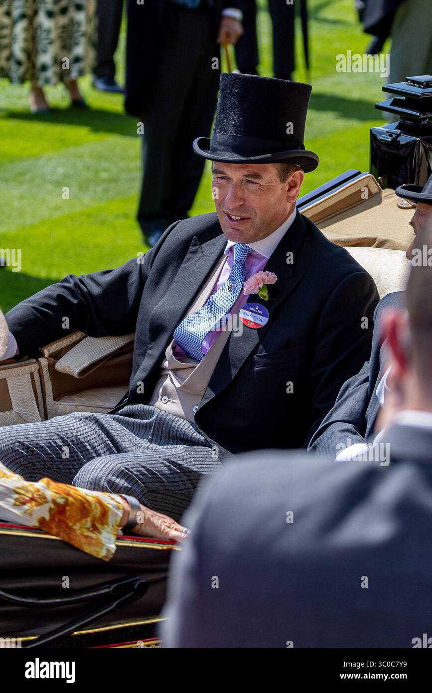 Membres de la famille royale britannique, y compris le roi Charles III, la reine Camilla, la princesse royale, Zara Tindall, Mike Tindall, Peter Phillips, Harriet Sperling, participant au premier jour de Royal Ascot 2025 Banque D'Images