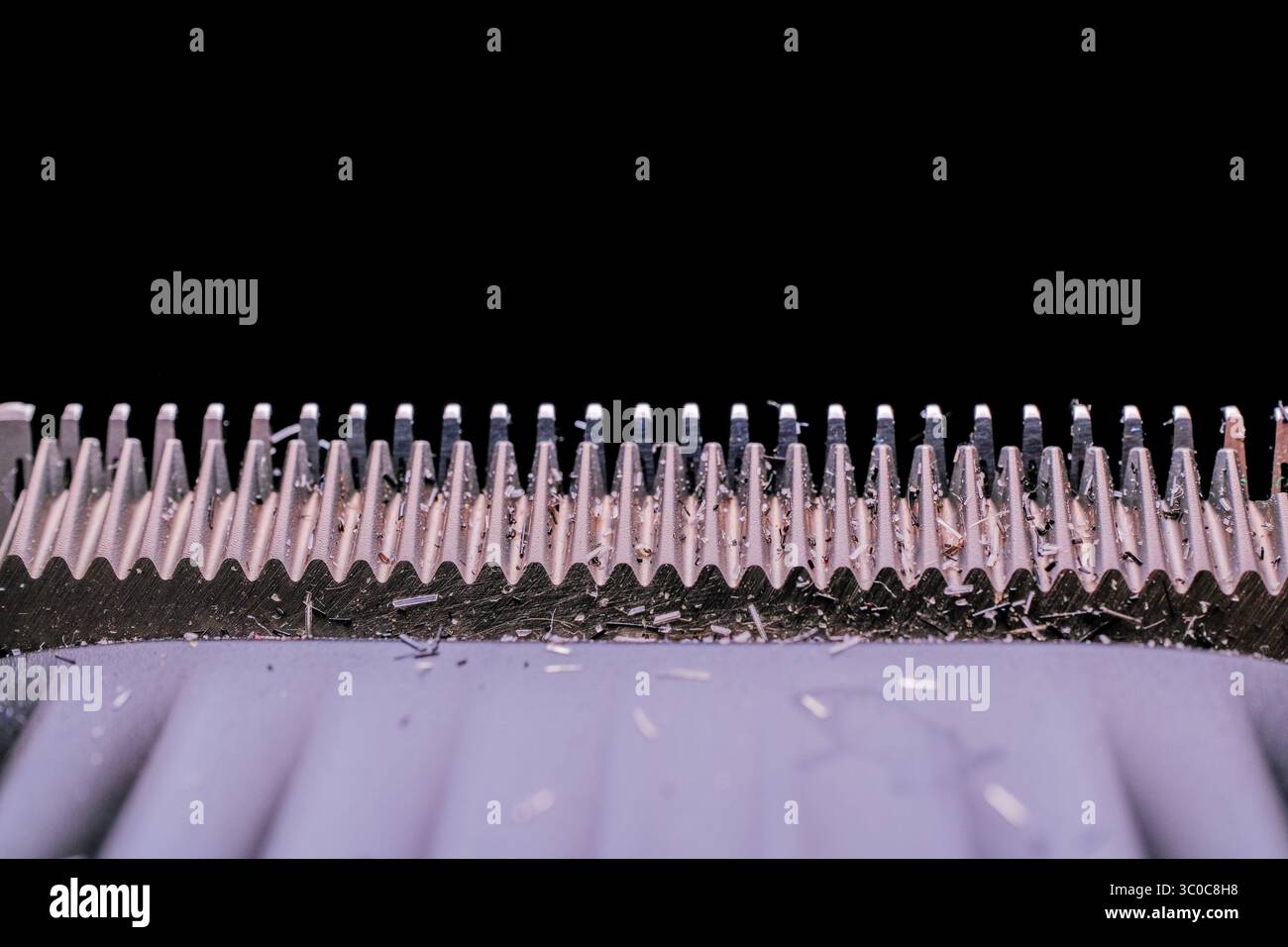 Gros plan de la lame de tondeuse à cheveux électrique sale avec des débris Banque D'Images