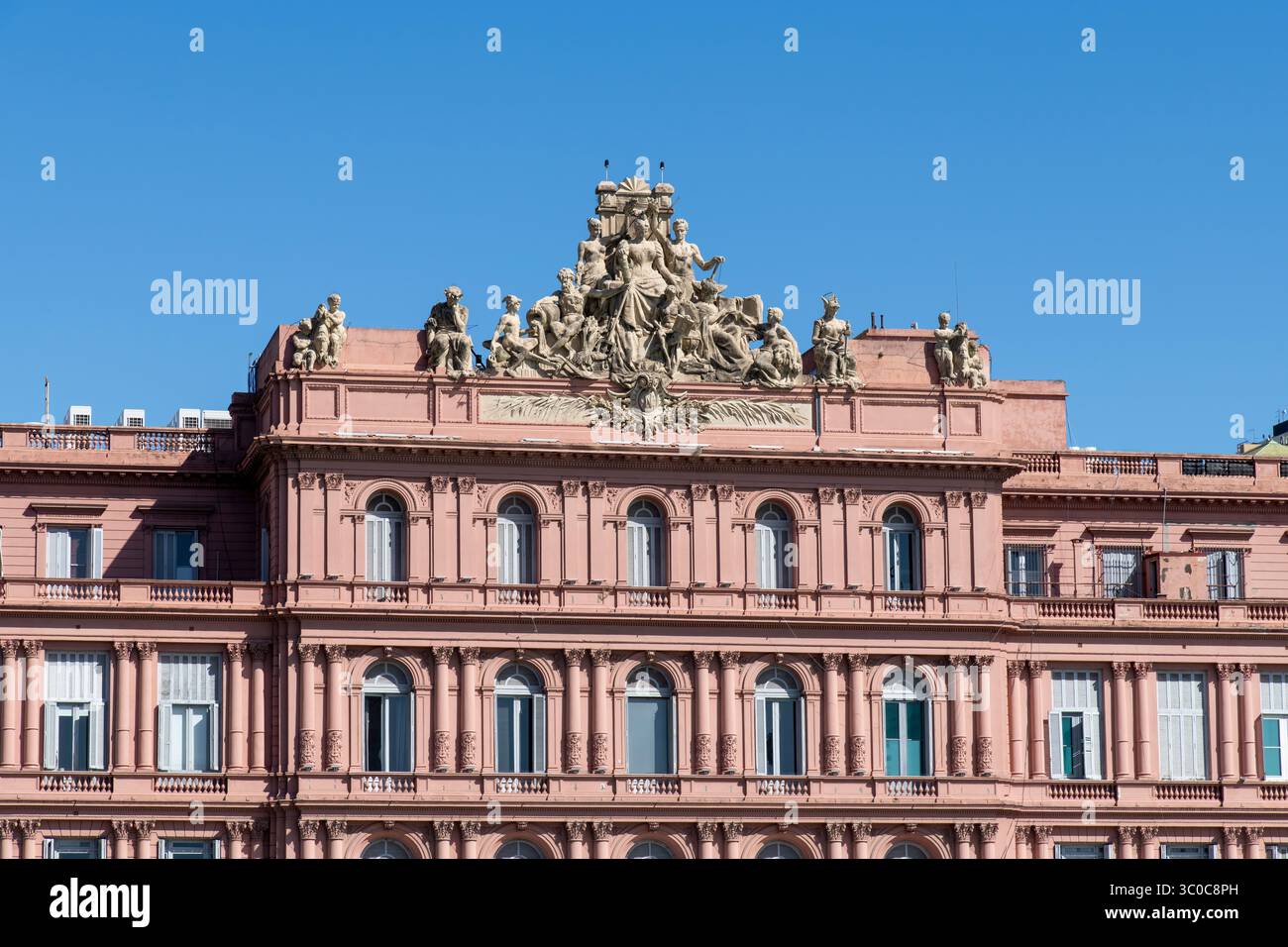 Buenos Aires, Argentine - 23 mars 2024 ; partie supérieure de la façade de la Casa Rosada ou Maison Rose avec statues et ornements sur le dessus ; le plan de travail officiel Banque D'Images