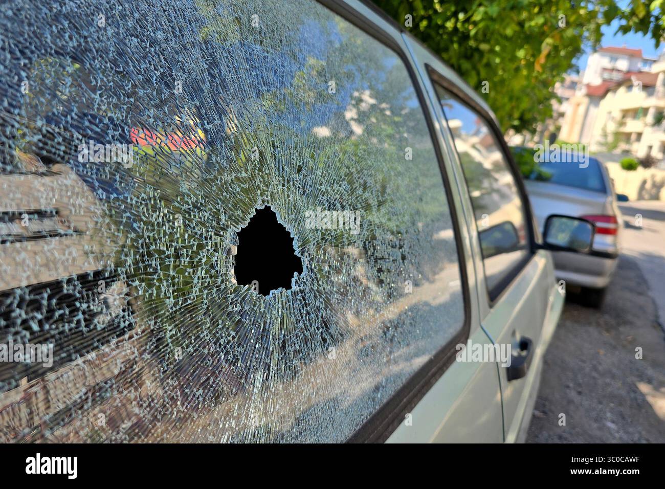 Vitre arrière cassée d'une voiture. Banque D'Images