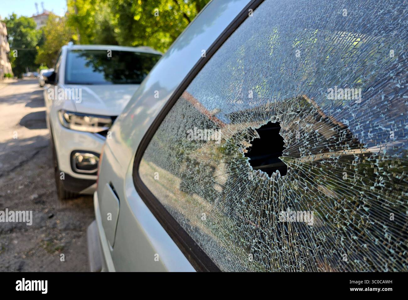 Vitre arrière cassée d'une voiture. Banque D'Images