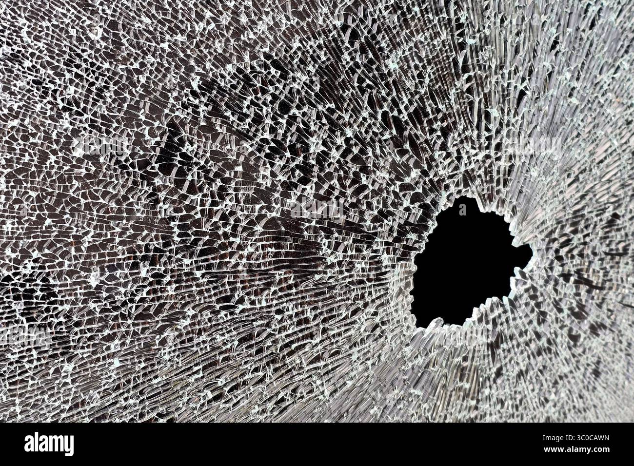 Vitre arrière cassée d'une voiture. Verre seulement. Banque D'Images