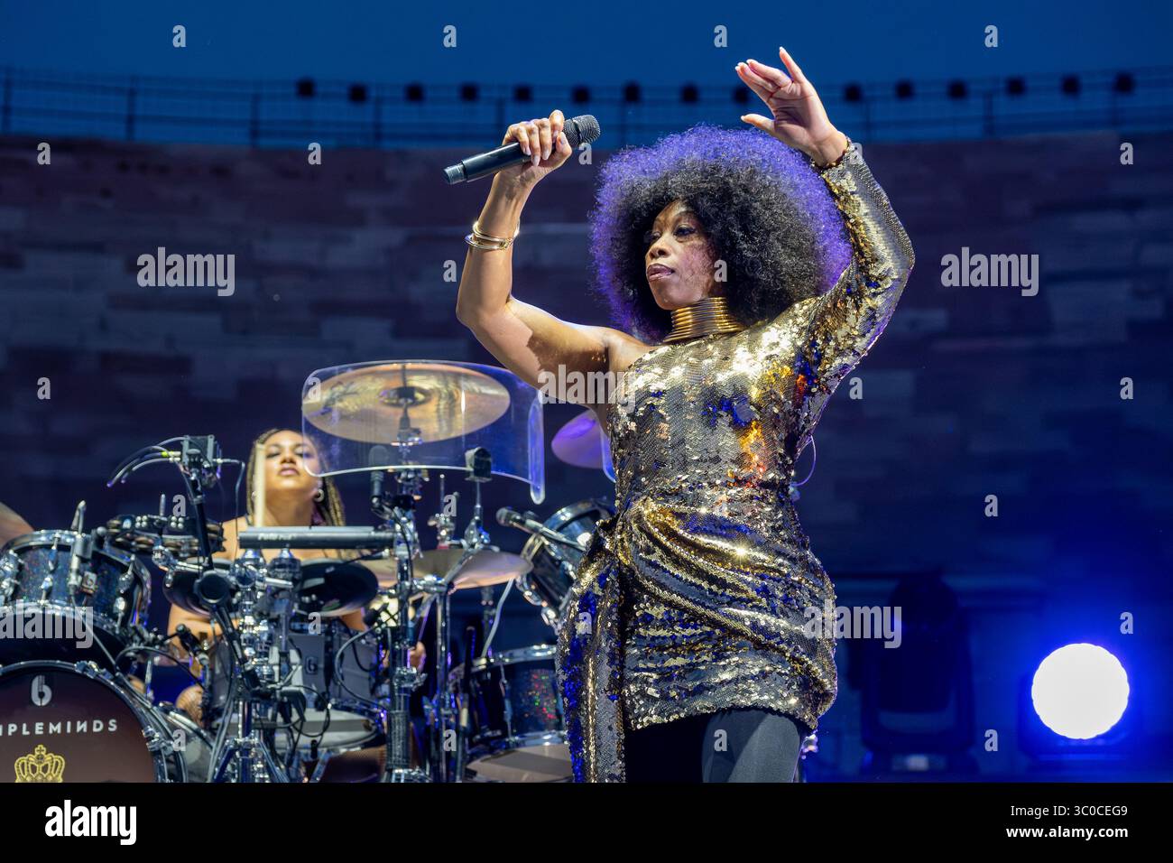 Sarah Brown, choriste de simple Minds sur scène lors de leur concert live à l'Arena di Verona. 7 juillet 2025, Vérone Italie. Banque D'Images