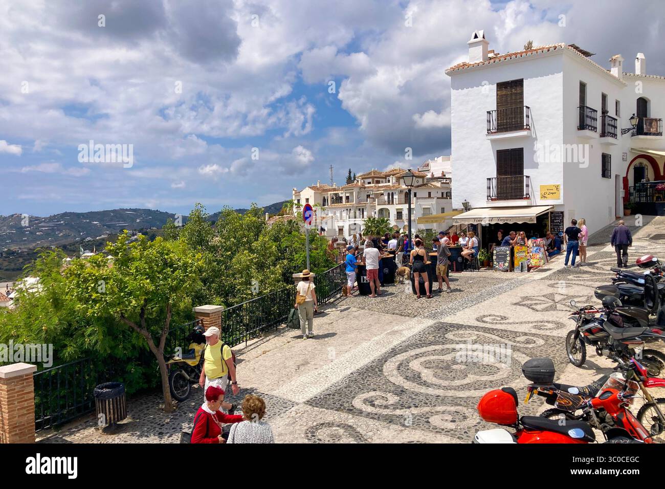 FRIGILIANA, ESPAGNE - 10 MAI 2025 : une promenade paisible dans les charmantes rues étroites, entourées de maisons blanchies à la chaux et de fleurs colorées à Frigil Banque D'Images