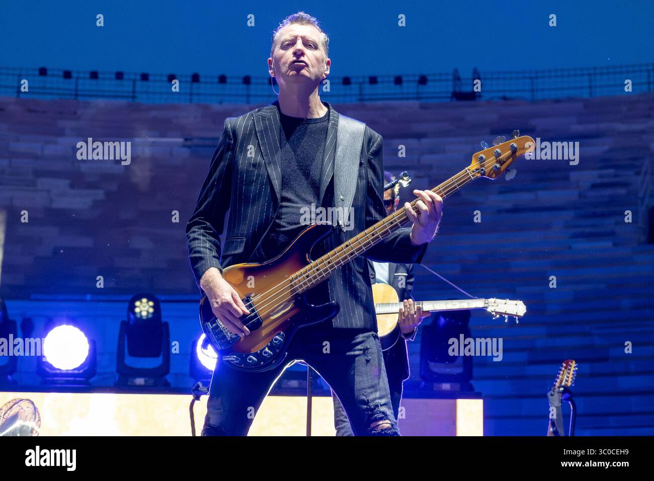 GED Grimes, bassiste de simple Minds sur scène lors de leur concert live à l'Arena di Verona. 7 juillet 2025, Vérone Italie. Banque D'Images