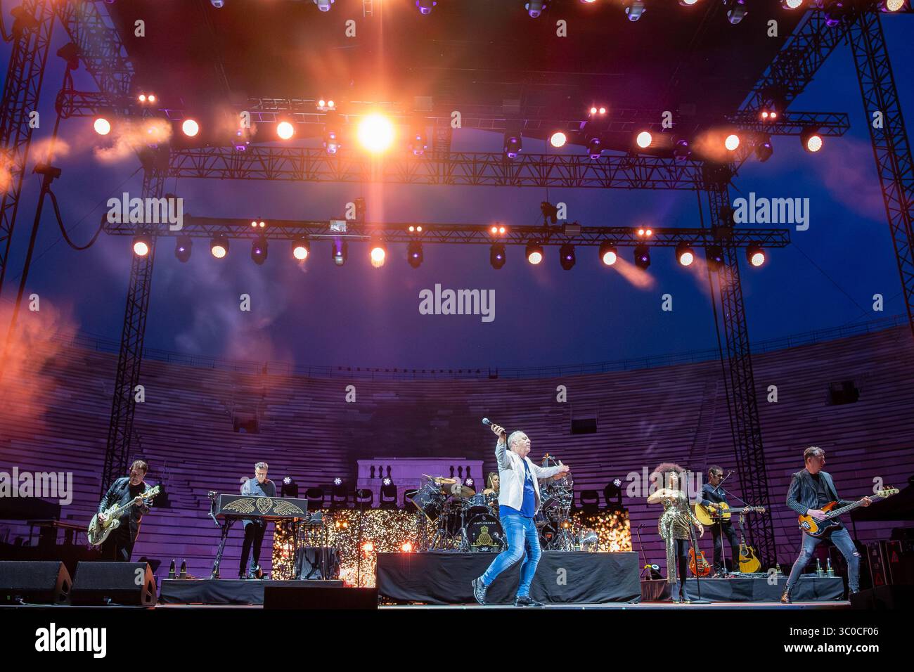 Les esprits simples sur scène lors de leur concert live à l'Arena di Verona. 7 juillet 2025, Vérone Italie. Banque D'Images