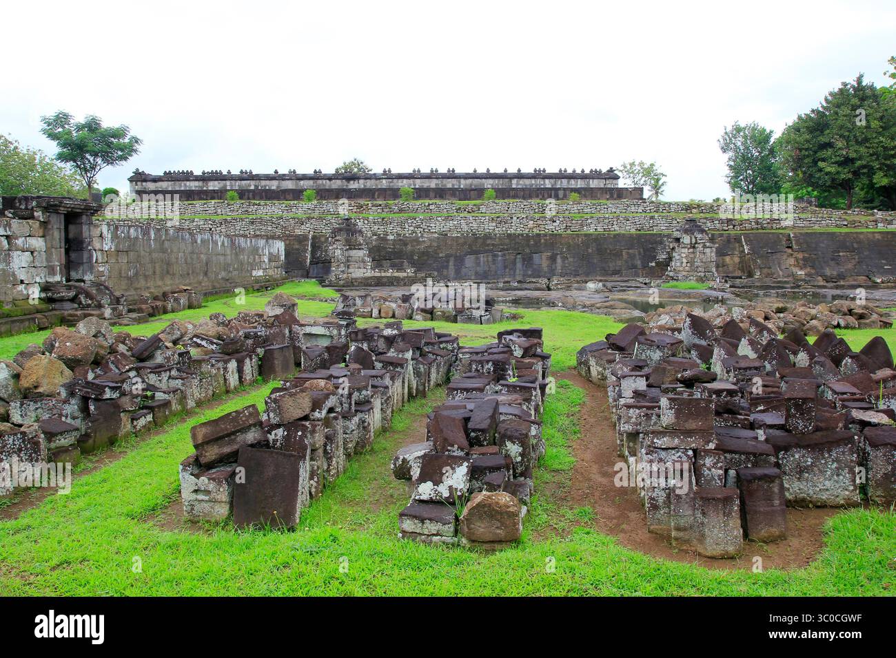 Les ruines en pierre font partie du bâtiment historique du palais Ratu Boko. Banque D'Images