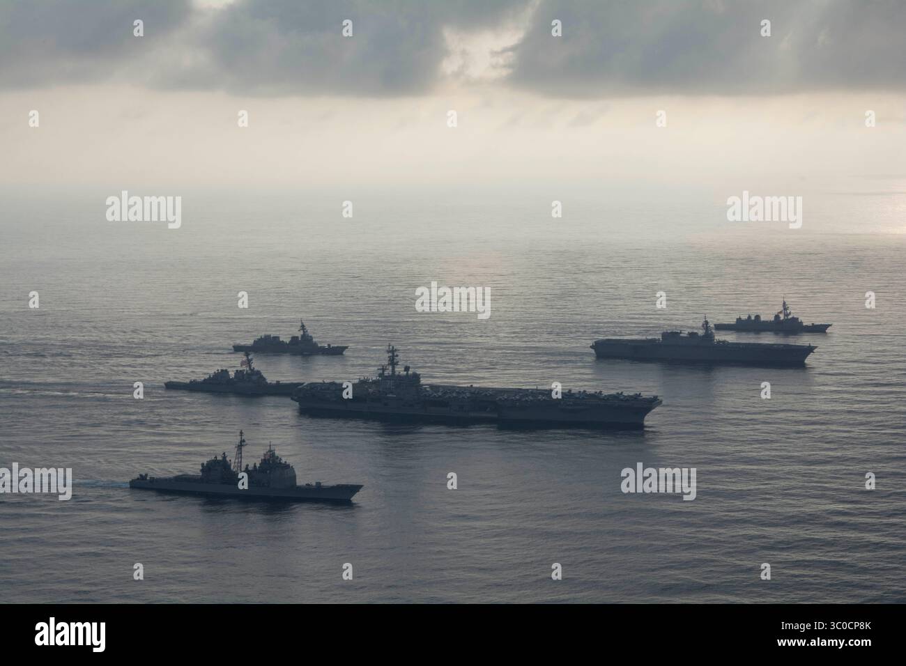 31 août 2018 - mer de Chine méridionale - le porte-avions USS Ronald Reagan (CVN 76), deuxième en partant du bas, navire de tête du Ronald Reagan Carrier Strike Group, le croiseur à missiles guidés USS Antietam (CG 54), deuxième en partant du haut, et le destroyer à missiles guidés USS Milius (DDG 69), à gauche, effectuent un exercice photographique avec le destroyer d'hélicoptère JS Kaga (DDH 184) et le JMSDF (JMID (JMASI (JDD 105) 117. Le Ronald Reagan Carrier Strike Group est déployé vers l'avant dans la zone d'opérations de la 7e flotte américaine à l'appui de securi Banque D'Images