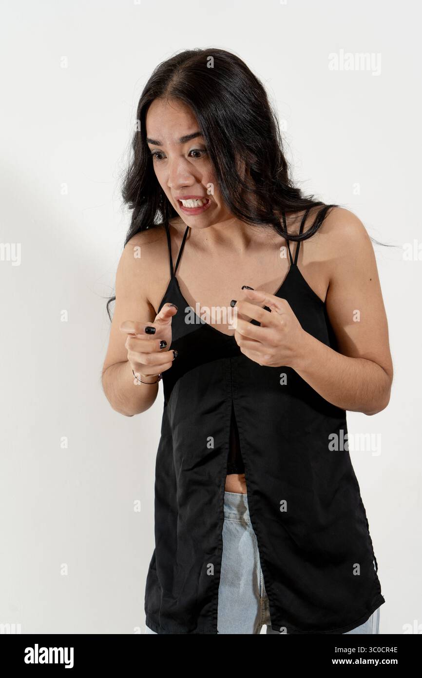 Jeune femme montrant de la frustration et de la colère, serrant les mains et se disputant Banque D'Images