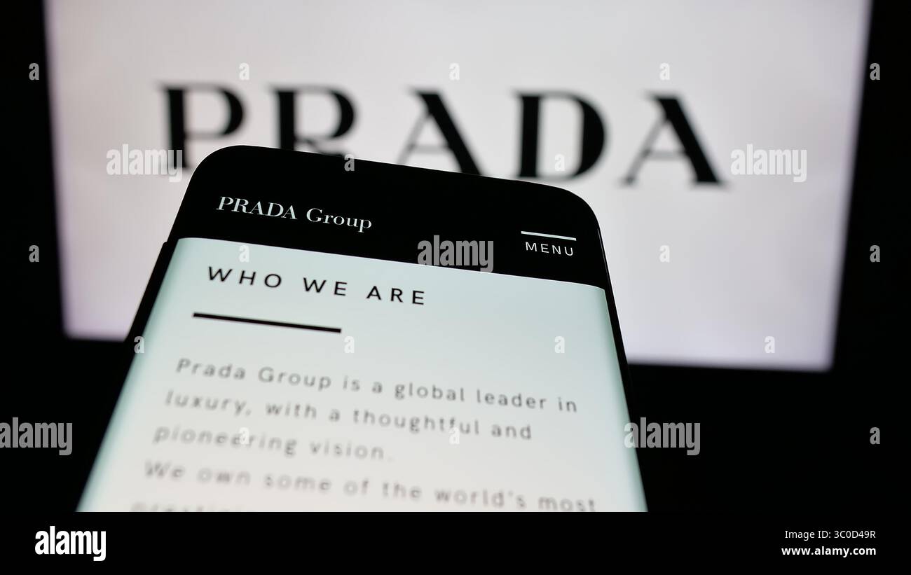 Stuttgart, Allemagne - 2025 : téléphone portable avec le site de la maison de mode de luxe Prada S.p.A. sur l'écran devant le logo. Banque D'Images