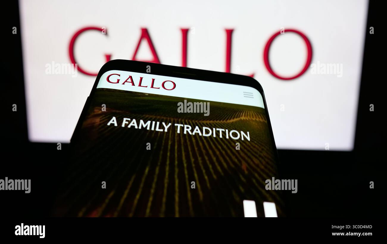 Stuttgart, Allemagne - 17-05-2025 : téléphone portable avec le site Web de la société américaine de production de vin E. J. Gallo Winery sur l'écran devant le logo. Banque D'Images