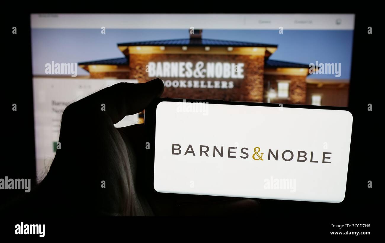 Stuttgart, Allemagne - 25-05-2025 : personne tenant un téléphone portable avec le logo de la librairie américaine Barnes et Noble Inc. sur l'écran devant la page Web. Banque D'Images
