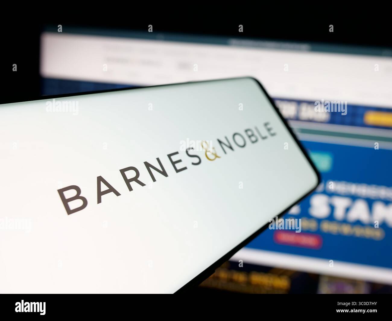 Stuttgart, Allemagne - 25-05-2025 : smartphone avec le logo de la librairie américaine Barnes and Noble Inc. sur l'écran en face du site Web. Banque D'Images