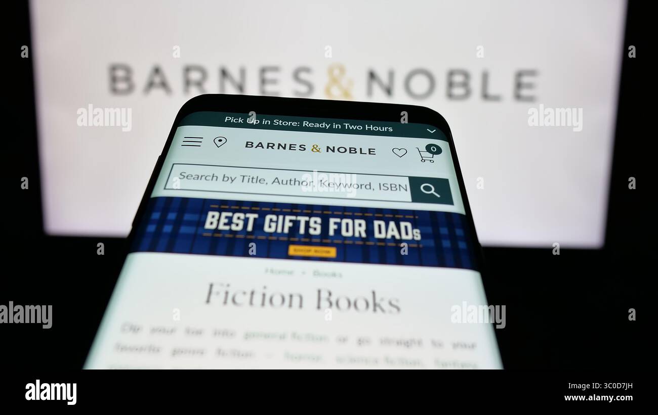 Stuttgart, Allemagne - 25-05-2025 : téléphone portable avec le site de la librairie américaine Barnes and Noble Inc. sur l'écran devant le logo. Banque D'Images