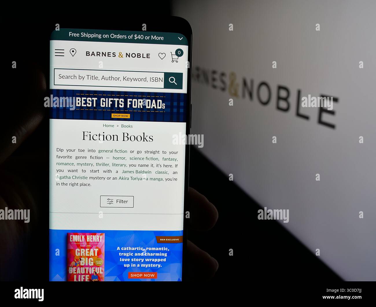 Stuttgart, Allemagne - 25-05-05 2025 : personne tenant un téléphone portable avec la page Web de la société américaine de librairie Barnes et Noble Inc. sur l'écran devant le logo. Banque D'Images