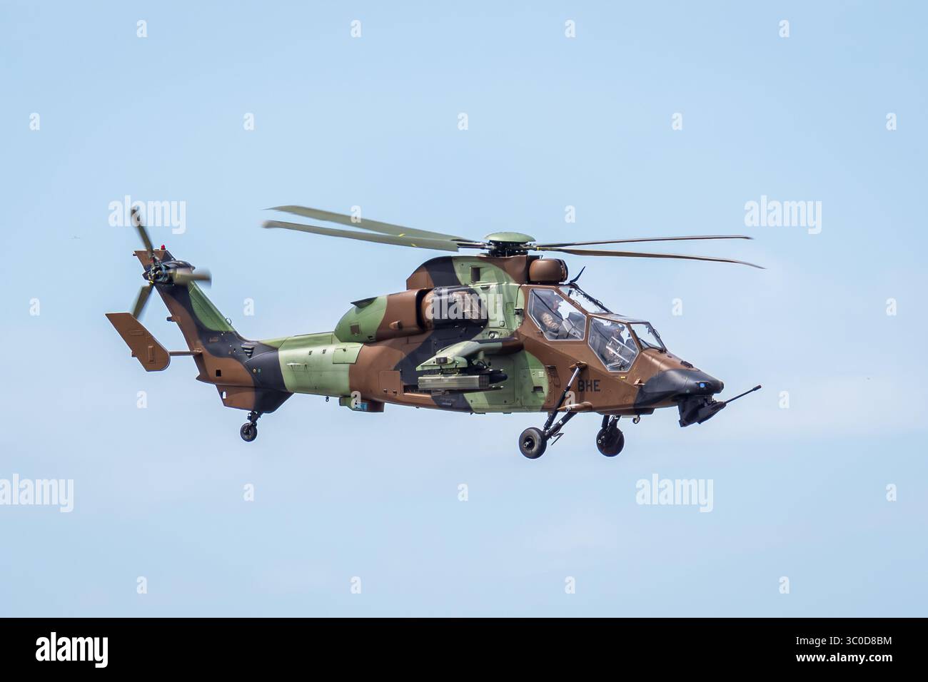 Vue latérale d'un hélicoptère Tigre de l'armée française en vol, hélicoptère d'attaque multirôle développé par Airbus Helicopters et mis en service en 2003. Banque D'Images
