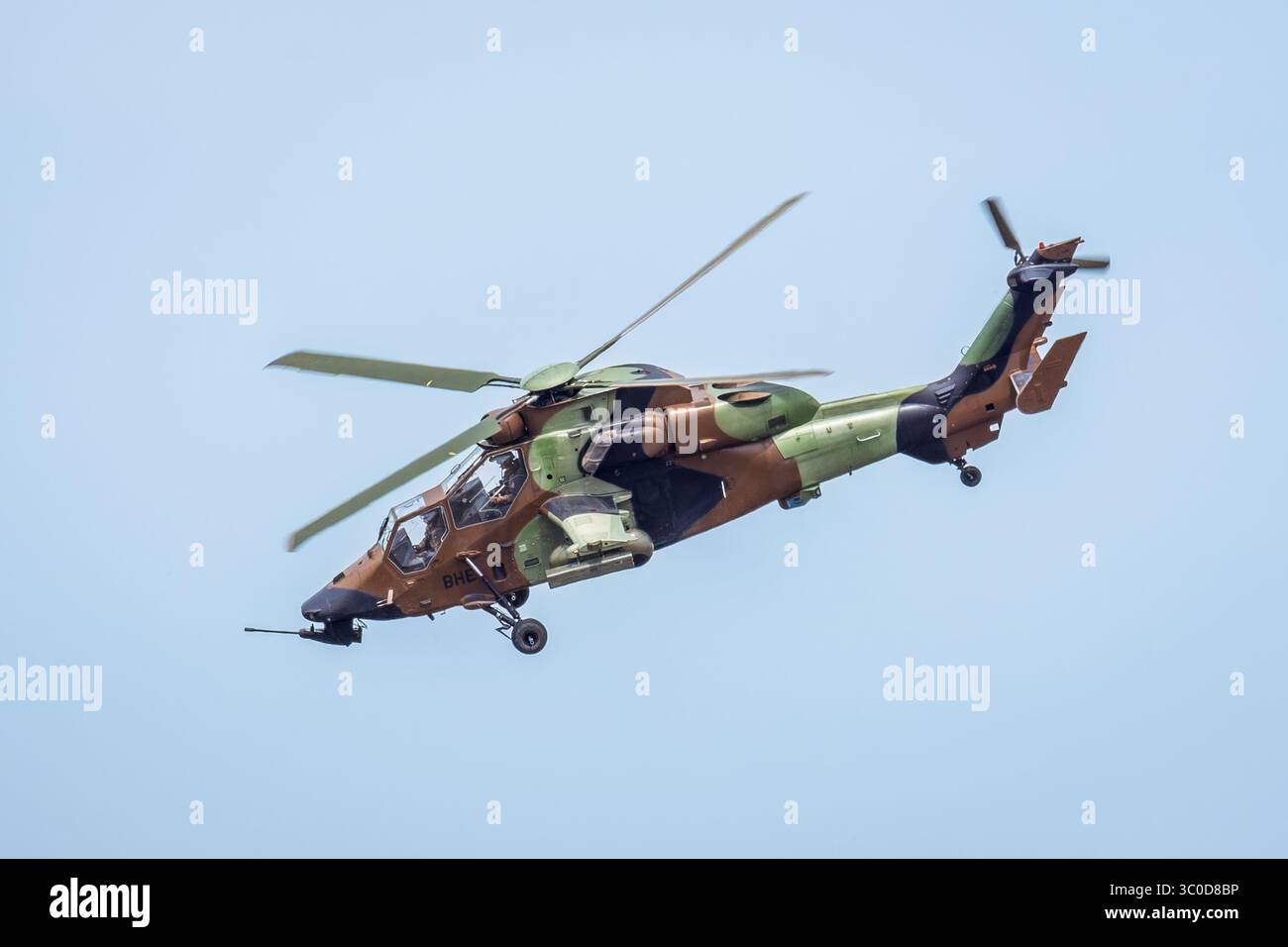 Vue latérale d'un hélicoptère Tigre de l'armée française en vol, hélicoptère d'attaque multirôle développé par Airbus Helicopters et mis en service en 2003. Banque D'Images