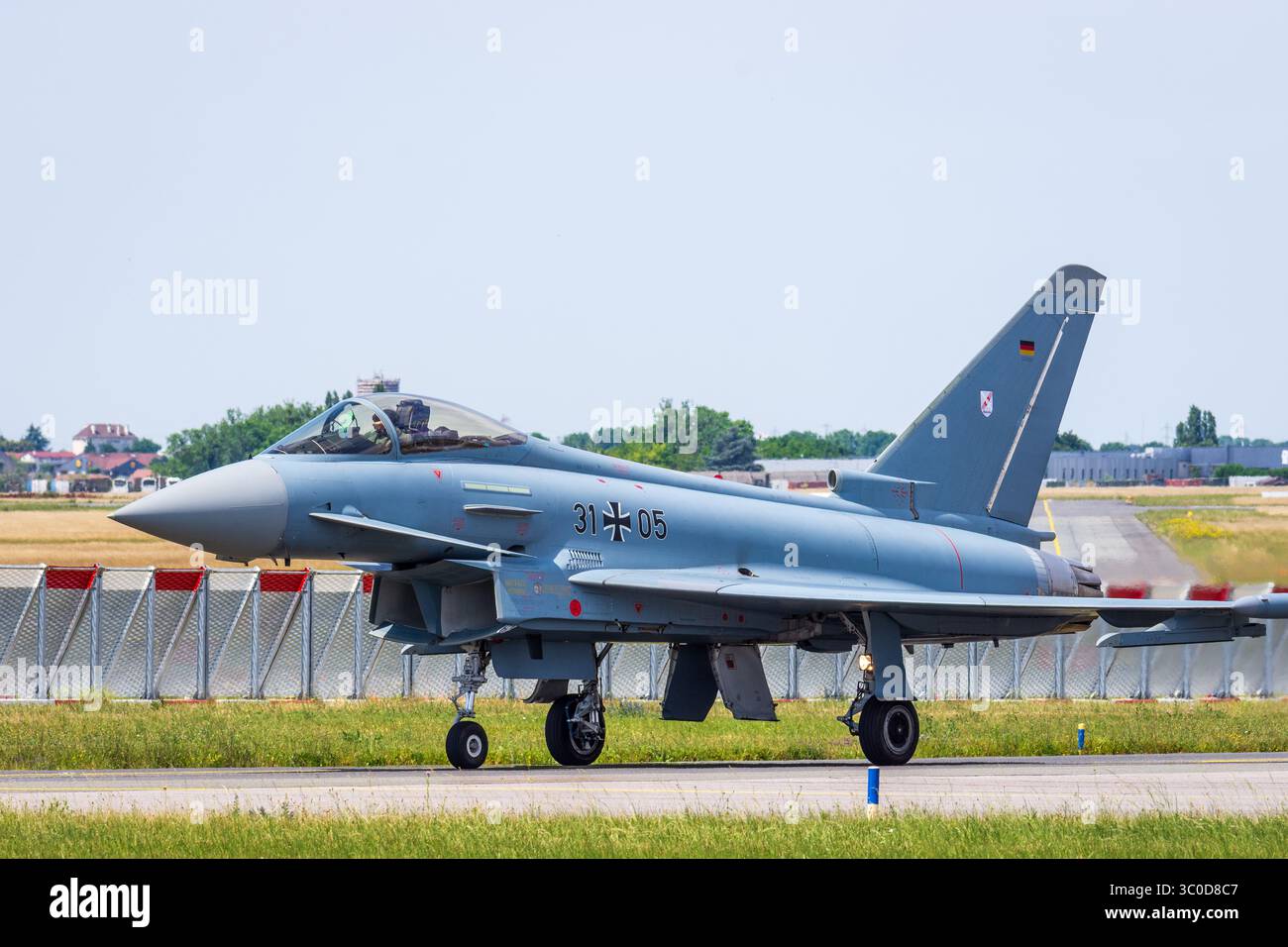 Un typhon de l'armée de l'air allemande, un avion de chasse à aile delta canard développé par Eurofighter, circulant à l'aéroport de Paris-le Bourget, en France. Banque D'Images