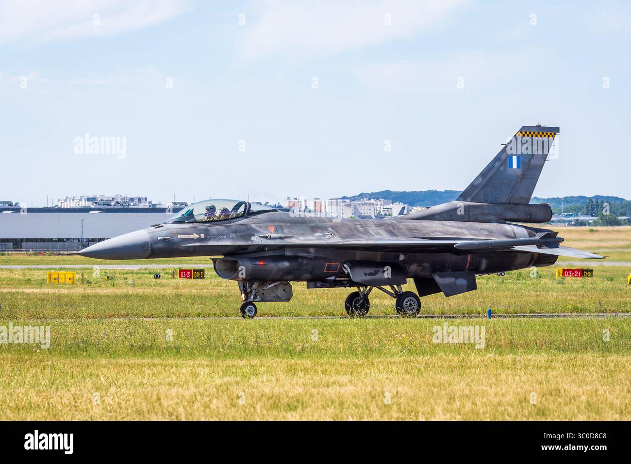 Vue latérale d'un F-16 Fighting Falcon de l'armée de l'air hellénique, un avion de chasse multirôle de Lockheed Martin, circulant à l'aéroport de Paris-le Bourget, France. Banque D'Images