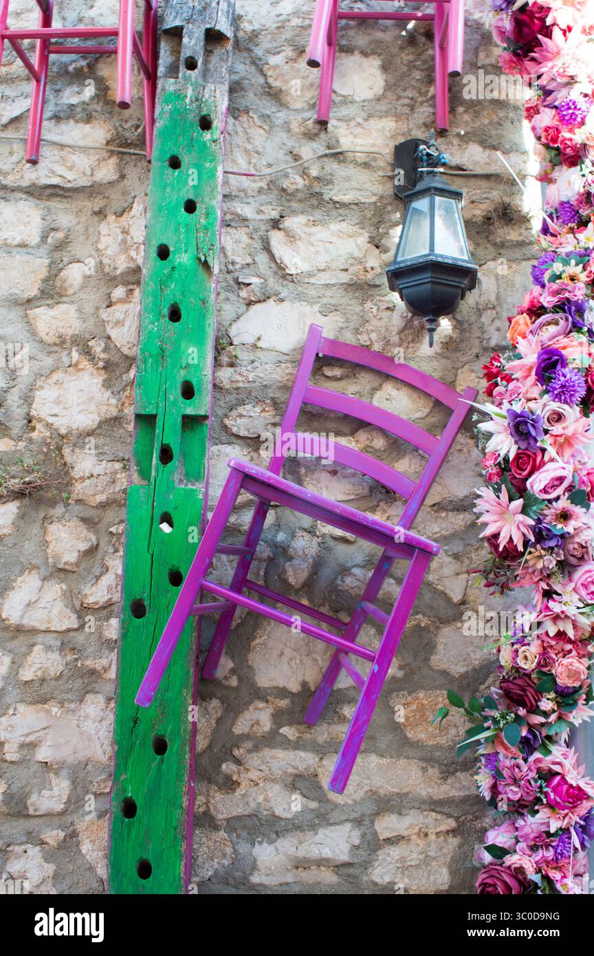 Chaises colorées sur le mur à Biograd na moru, Croatie Banque D'Images
