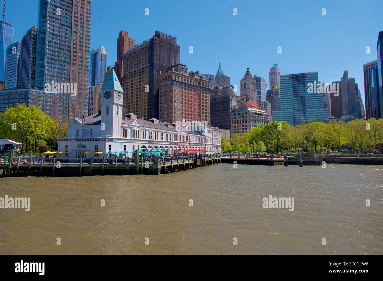Historique Pier A Harbor House à Battery Park, New York City, avec horizon et front de mer sous la lumière du soleil printanier. Banque D'Images