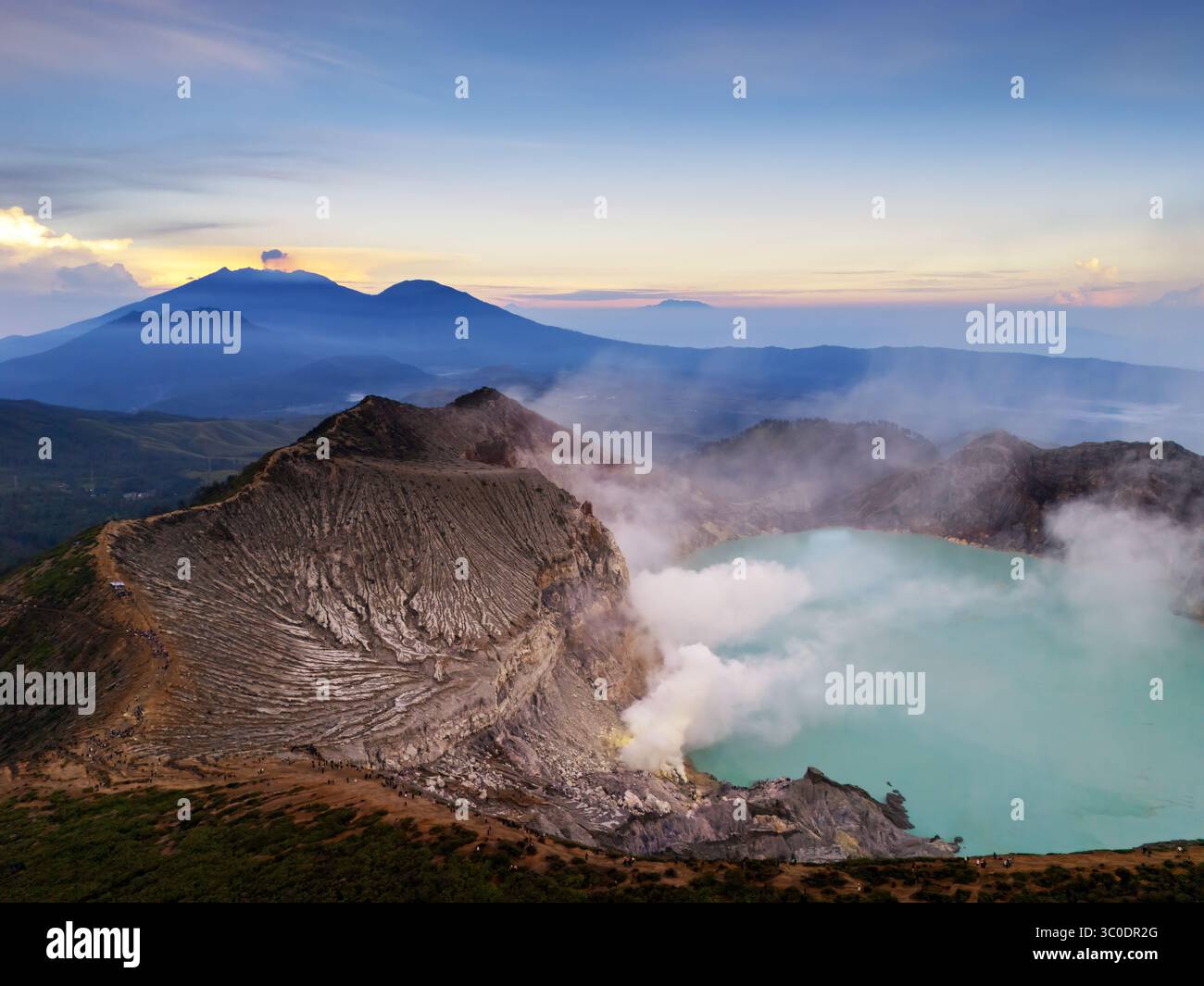 Vue aérienne par drone du cratère Ijen situé sur le mont Ijen, Banyuwangi, Java oriental, Indonésie Banque D'Images