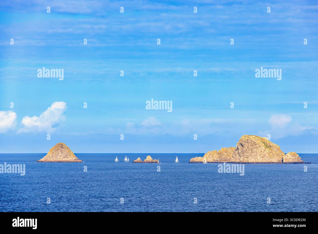 Voiliers à une côte de skerry et une vue dégagée sur la mer Banque D'Images