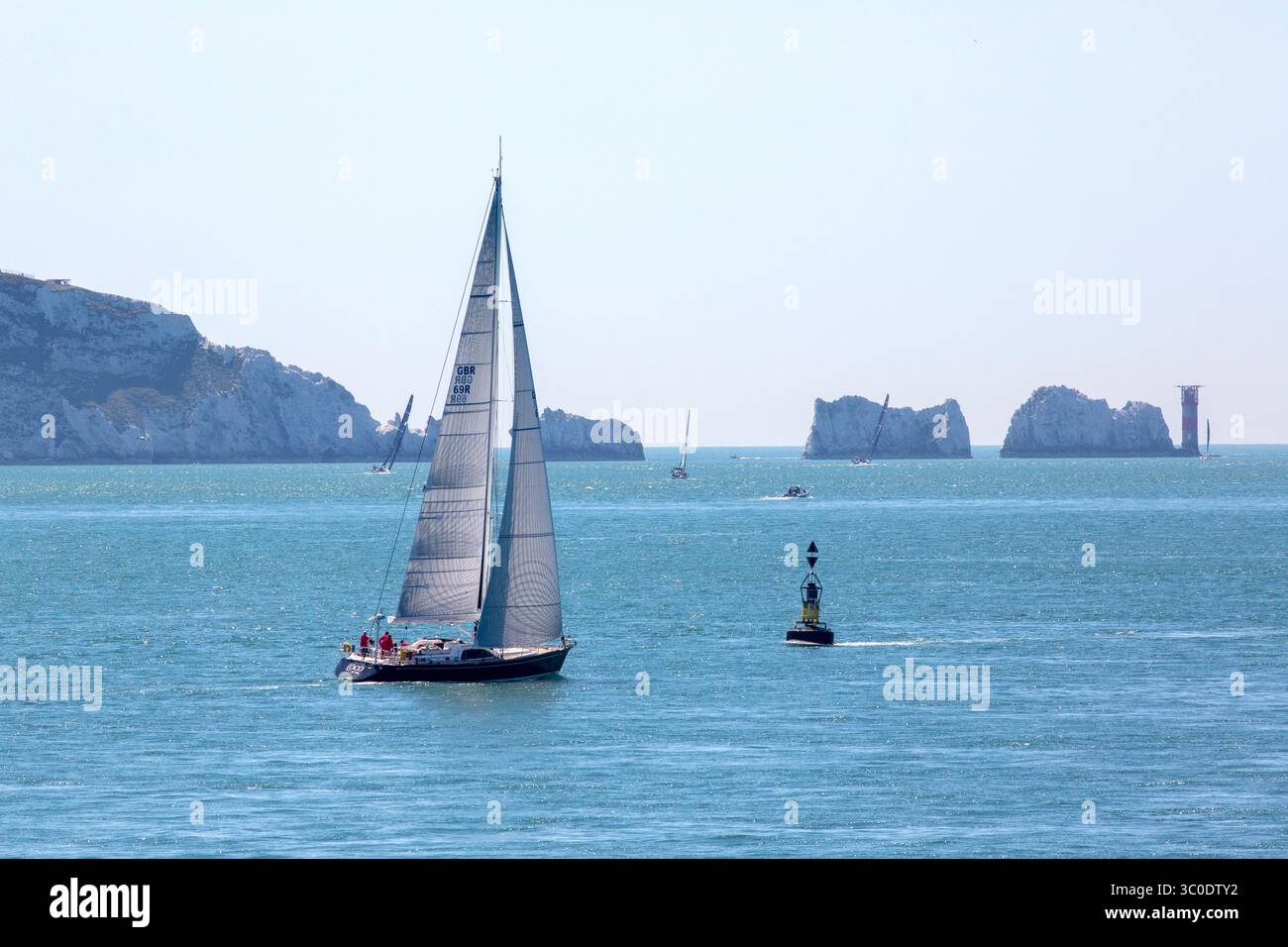Yachts au départ de l'édition 2025 du Royal Ocean Racing Club Cowes to Dinard, St Malo Race Banque D'Images
