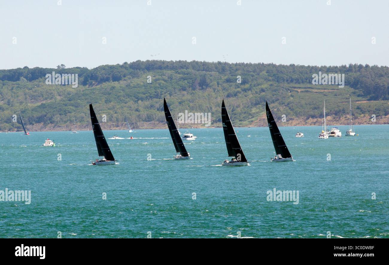 Yachts au départ de l'édition 2025 du Royal Ocean Racing Club Cowes to Dinard, St Malo Race Banque D'Images