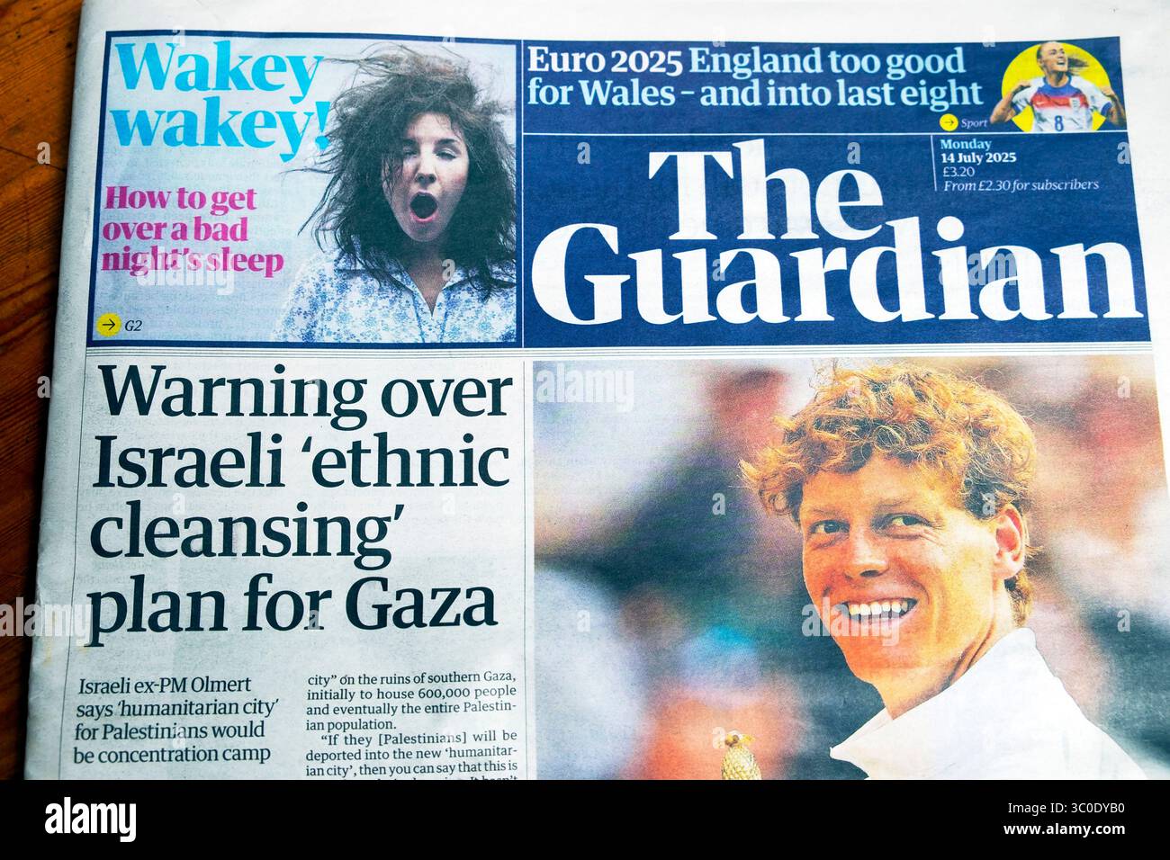 "Avertissement sur le plan israélien de "nettoyage ethnique" pour Gaza" le journal Guardian fait la une de la page d'accueil et Jannik Sinner remporte le tennis de Wimbledon 14 juillet 2025 Royaume-Uni Banque D'Images