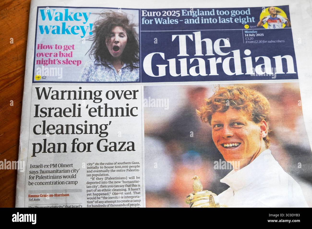 "Avertissement sur le plan israélien de "nettoyage ethnique" pour Gaza" le journal Guardian fait la une de la page d'accueil et Jannik Sinner remporte le tennis de Wimbledon 14 juillet 2025 Royaume-Uni Banque D'Images